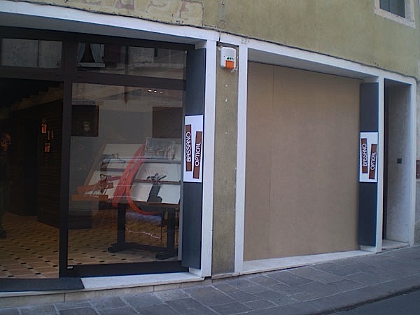 Sfondano la vetrina con l'auto e rubano occhiali per 70mila euro