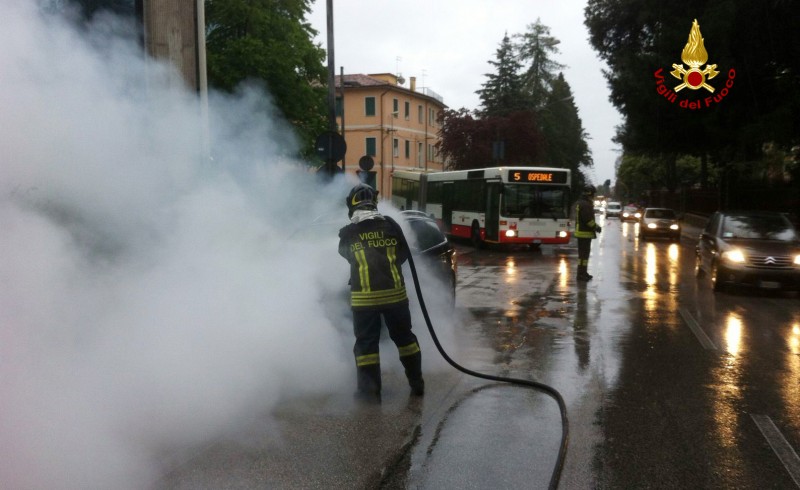 Auto si incendia in viale Parolini