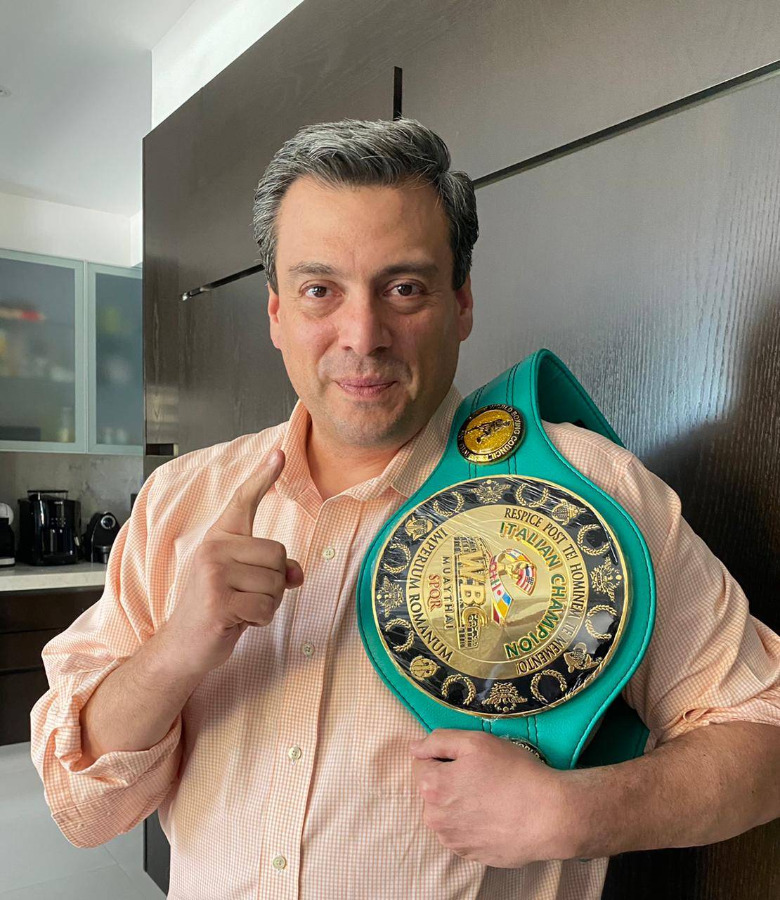 Noticia: Mauricio Suleiman, presidente del Consejo Mundial de Boxeo, «coronó» el cinturón de Bassano
