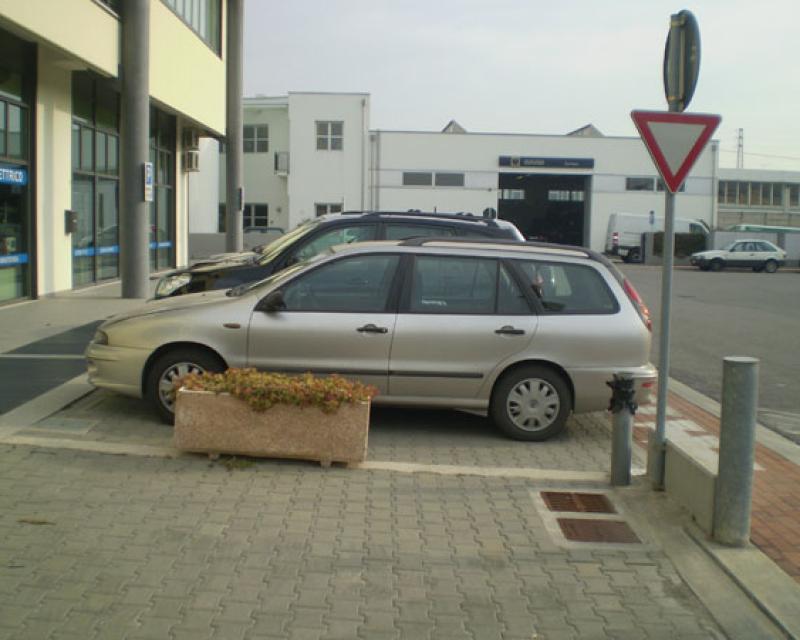 Bassanonet.it Obbligo di precedenza...con fioriera