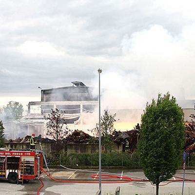 Bassanonet.it Incendio in un deposito di magnesio a Riese, la nube di fumo raggiunge Cassola