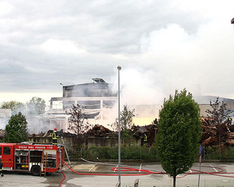 Bassanonet.it Incendio in un deposito di magnesio a Riese, la nube di fumo raggiunge Cassola