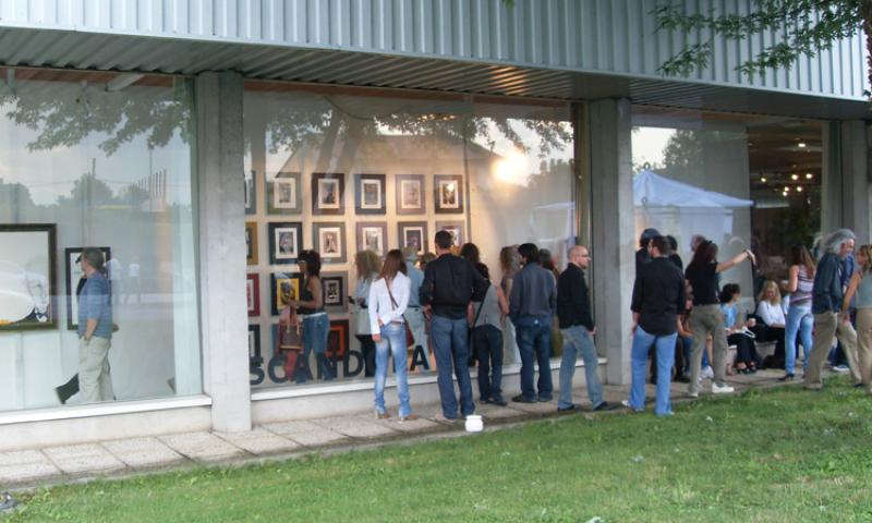 Bassanonet.it - L'esterno di Bassetto Mobili e le vetrine con le opere degli artisti