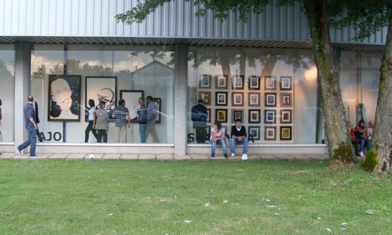 Bassanonet.it - Le tele di Bajo (a sinistra) ed i collages di M. Scandola (a destra)