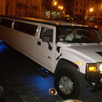 Bassanonet.it E la “Hummer Limo”...fa una sosta in piazza