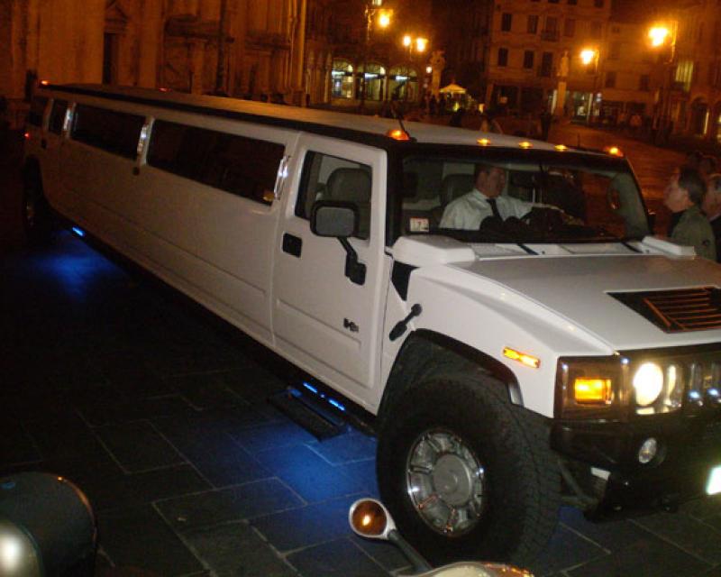 Bassanonet.it E la “Hummer Limo”...fa una sosta in piazza