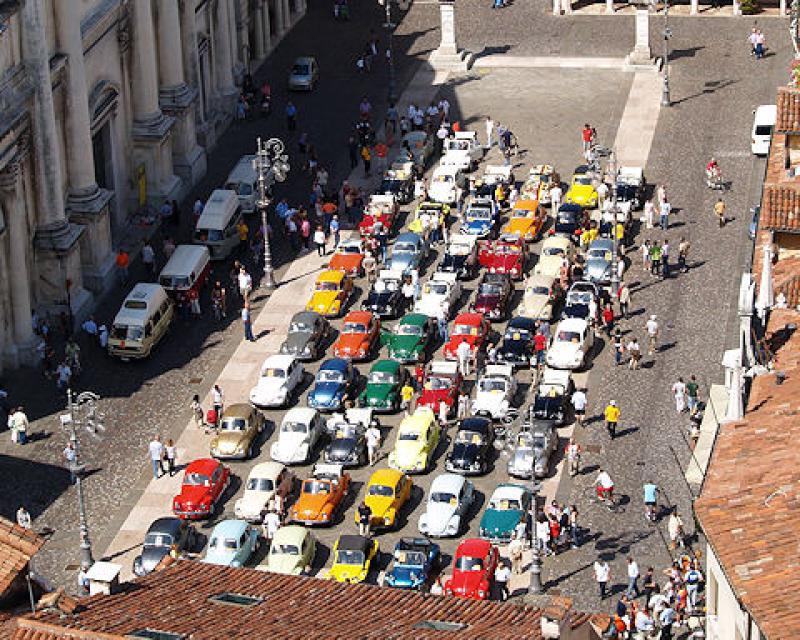 Bassanonet.it I Maggiolini Bassanesi colorano Piazza Libertà