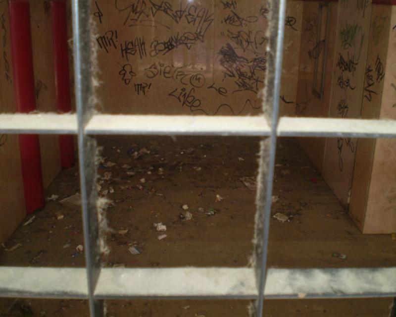 Bassanonet.it L'ex Punto Telecom di Via Marinali? Un covo di immondizie