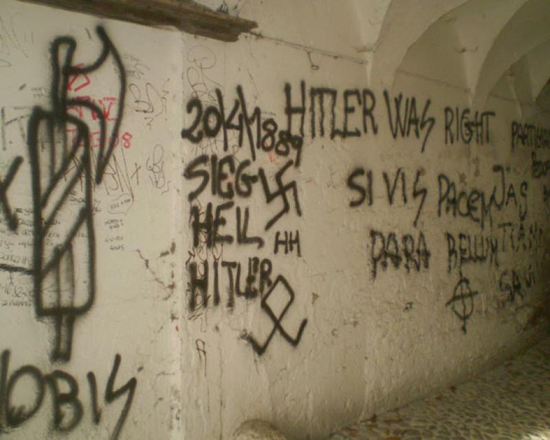 Bassanonet.it Imbrattato di scritte nazifasciste l'intero Volto di Via Pusterla