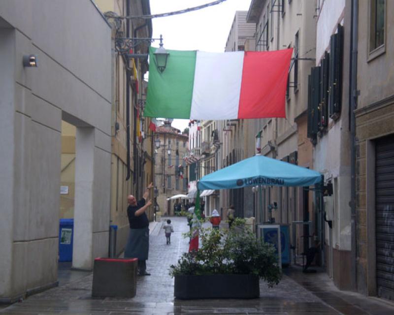 Bassanonet.it E in Via Museo spunta il bandierone