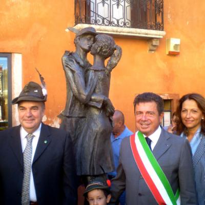 Bassanonet.it E ora il “bacin d'amor” ha anche la sua statua