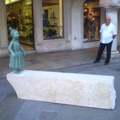 Bassanonet.it Gli spunta la statua davanti al negozio