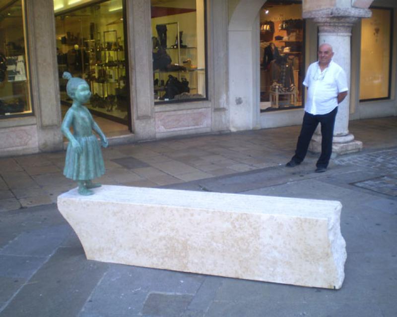 Bassanonet.it Gli spunta la statua davanti al negozio