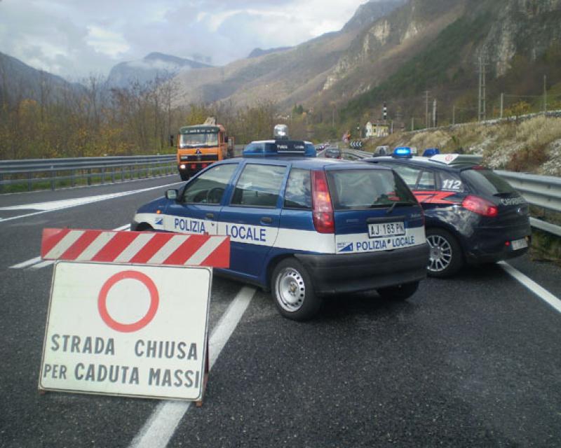 Bassanonet.it Cadono massi sulla Valsugana, centrata un'auto