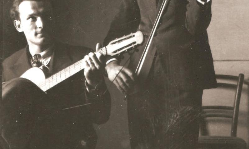 Bassanonet.it - Il prof. Antonio Righele alla chitarra - 1932