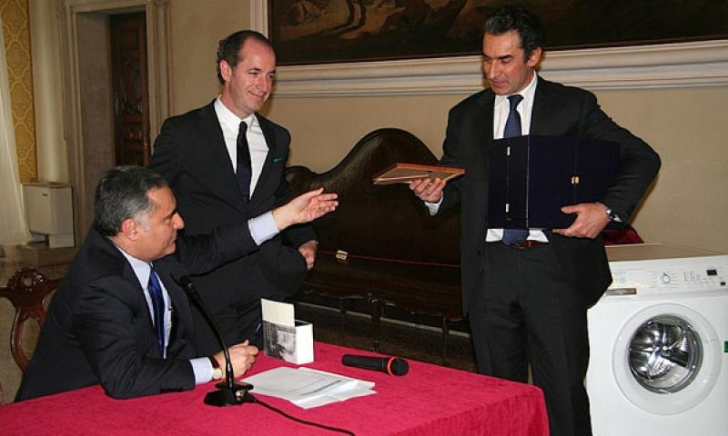 Bassanonet.it - L'omaggio al presidente dell'Ordine dei Giornalisti Gianluca Amadori