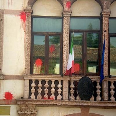 Bassanonet.it Manifestazione contro la sentenza ex Tricom: imbrattato di rosso il Tribunale