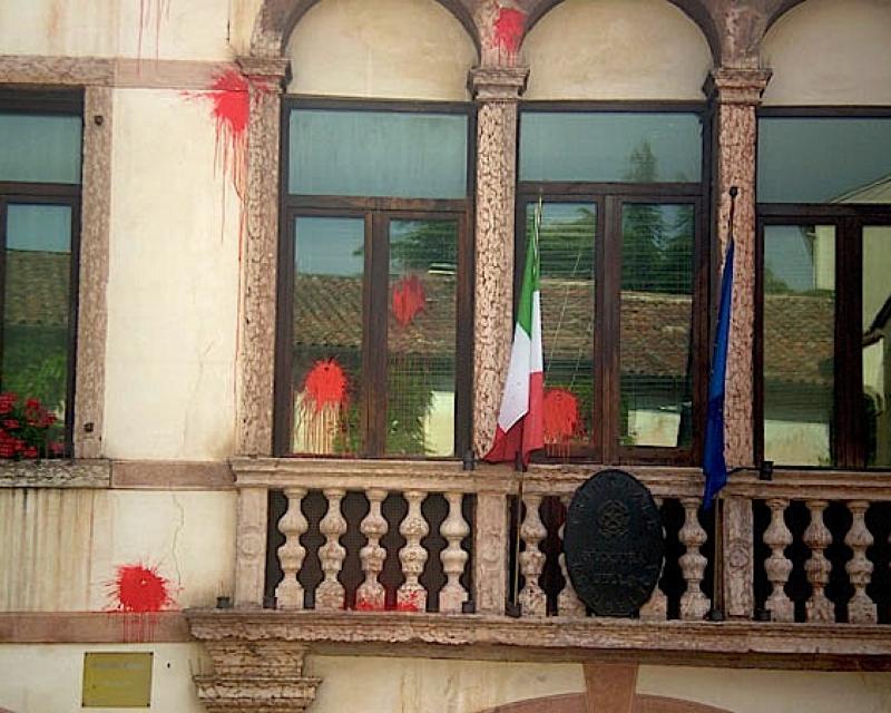 Bassanonet.it Manifestazione contro la sentenza ex Tricom: imbrattato di rosso il Tribunale
