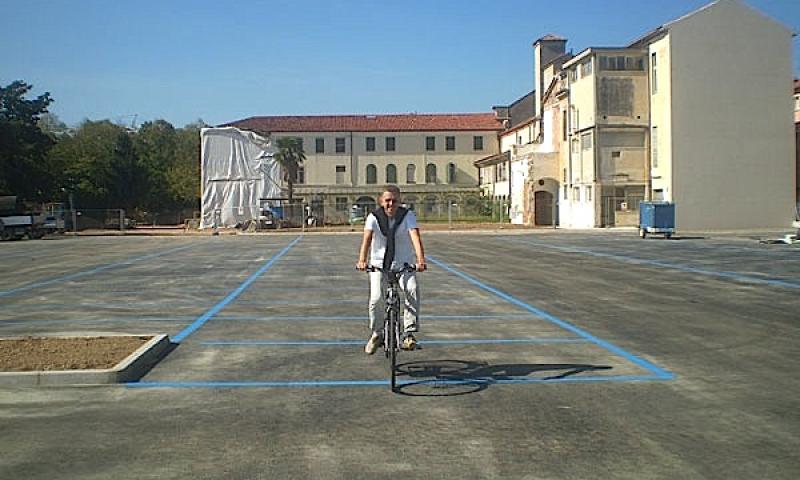 Bassanonet.it - Assessore in bici per l'apertura del parking