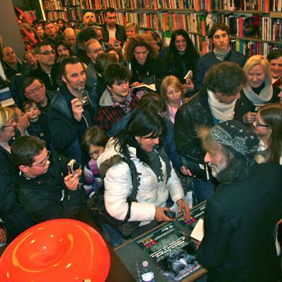 Bassanonet.it Mauro Corona tra la folla bassanese