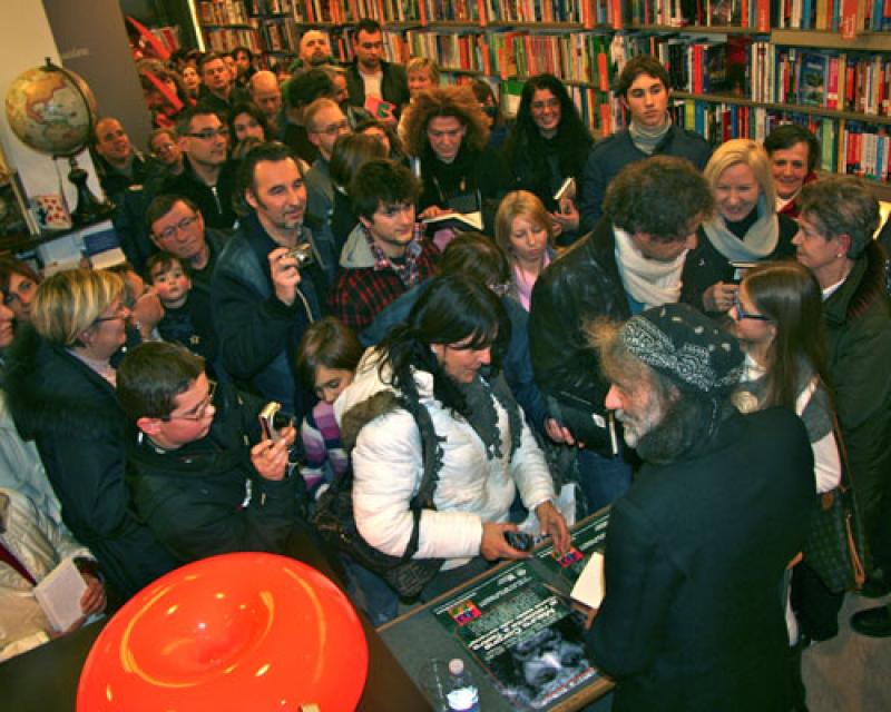 Bassanonet.it Mauro Corona tra la folla bassanese