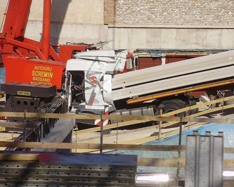 Bassanonet.it Muore schiacciato nella cabina del camion