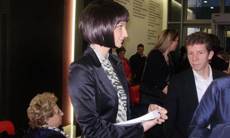 Bassanonet.it - Hostess nella hall d'ingresso