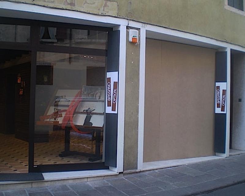 Bassanonet.it Sfondano la vetrina con l'auto e rubano occhiali per 70mila euro