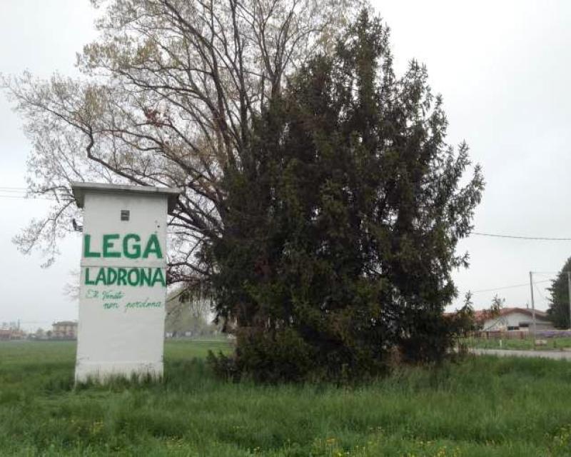 Bassanonet.it E spunta la scritta “Lega ladrona”