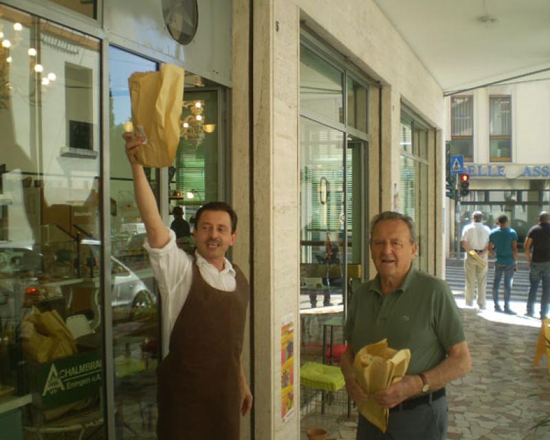 Bassanonet.it Il commerciante multato torna “fuori dall'uscio”