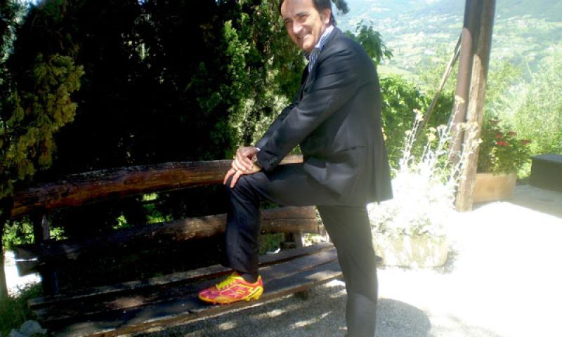 Bassanonet.it - Il presidente Lotto Sport Italia Andrea Tomat con le scarpe 