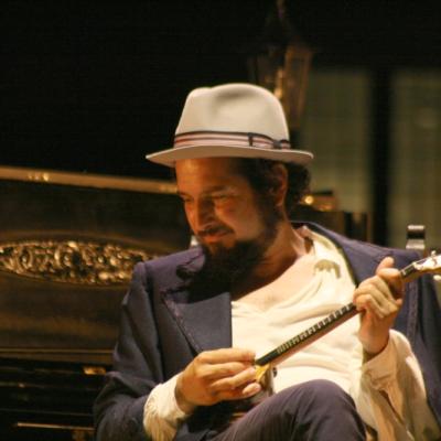 Bassanonet.it Vinicio Capossela “serve” la sua ginnastica rebetika al pubblico di Marostica