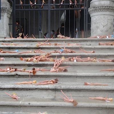 Bassanonet.it Ottocento bambole nude in piazza Libertà