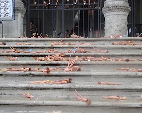 Bassanonet.it Ottocento bambole nude in piazza Libertà