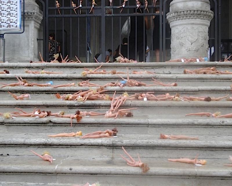 Bassanonet.it Ottocento bambole nude in piazza Libertà