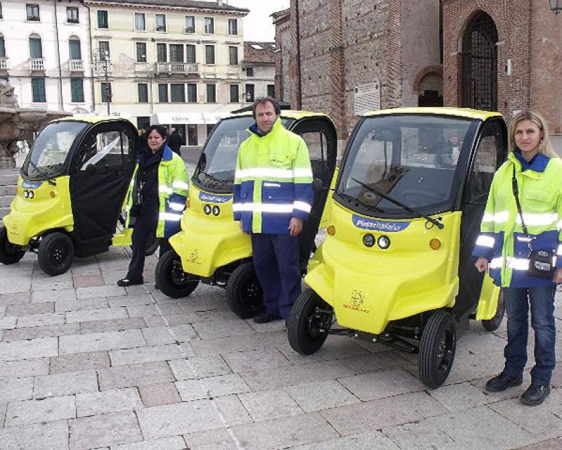 Bassanonet.it E il postino in centro storico...arriva in quadriciclo