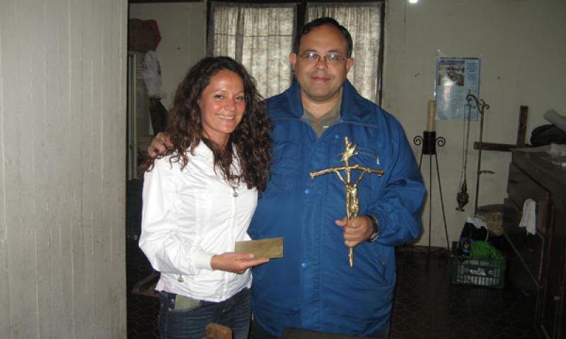 Bassanonet.it - La consegna del crocifisso al parroco del Barrio La Gloria a Mendoza