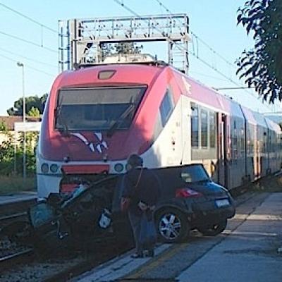 Bassanonet.it Sfonda il passaggio a livello, il treno lo investe