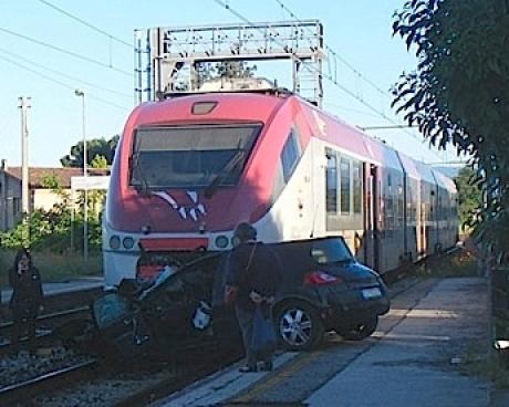 Bassanonet.it Sfonda il passaggio a livello, il treno lo investe