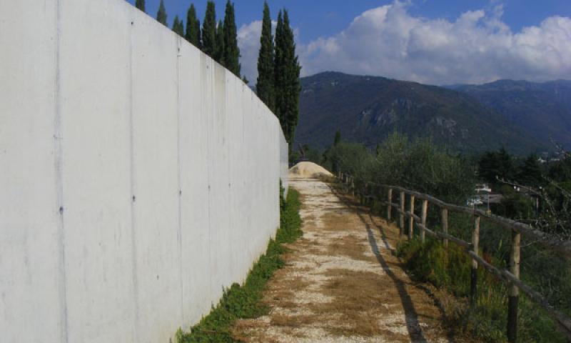 Bassanonet.it - Stradina di proprietà, costeggiata dal muro del cimitero 