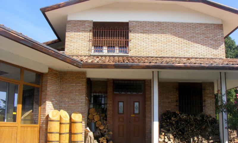 Bassanonet.it - Edificio residenziale destinato a trasformarsi in due immobili separati