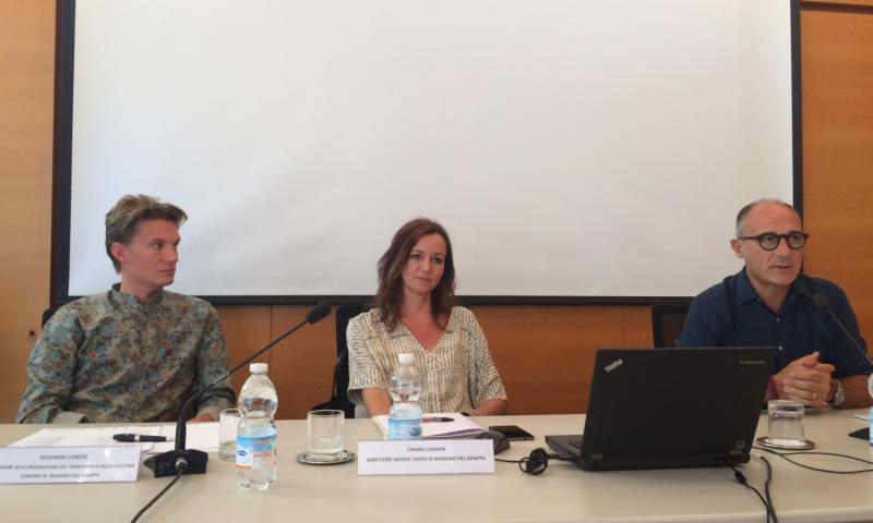 Bassanonet.it - L'assessore Giovanni Cunico e i curatori Chiara Casarin e Denis Curti in conferenza stampa