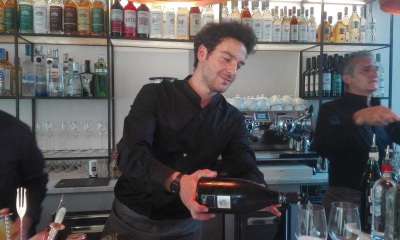 Bassanonet.it - Il barman Nicola Scattola nel gourmet bar (foto Alessandro Tich)