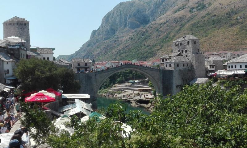 Bassanonet.it - Scorcio della città vecchia di Mostar col Ponte (foto Alessandro Tich)