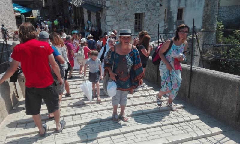 Bassanonet.it - Turisti sul Ponte di Mostar (foto Alessandro Tich)