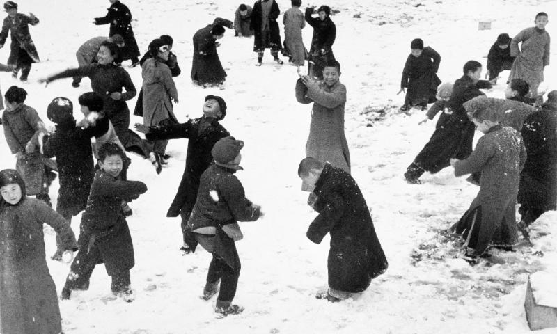 Bassanonet.it - Robert Capa: Bambini che giocano sulla neve (Cina, 1938)