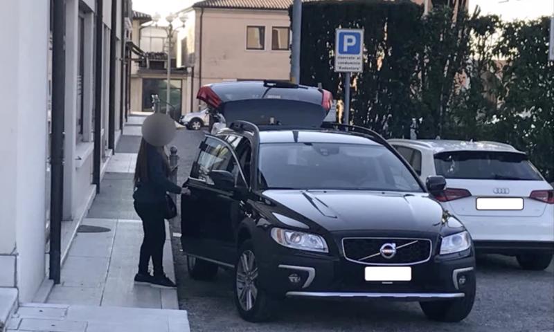 Bassanonet.it - L'arrivo di una prostituta in un'abitazione (immagine: Carabinieri Vicenza)