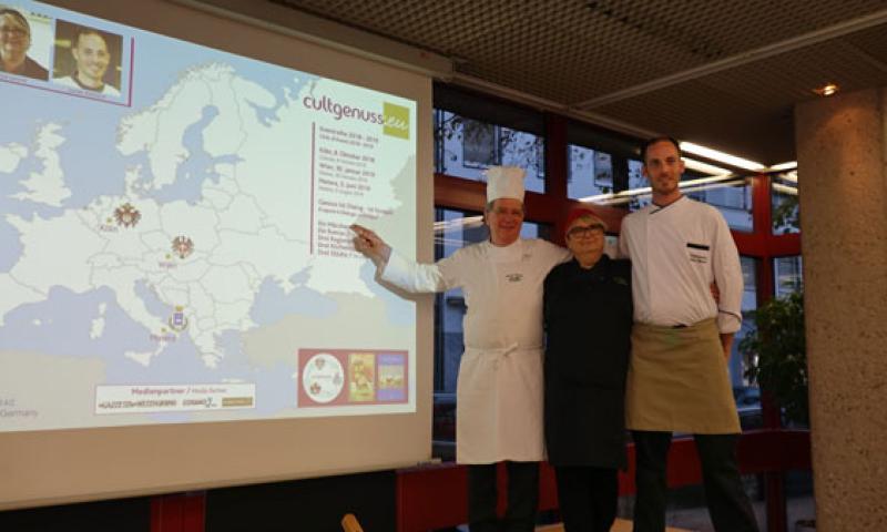 Bassanonet.it - I tre chef accanto alla Mappa del Gusto del progetto (foto Jacopo Tich)
