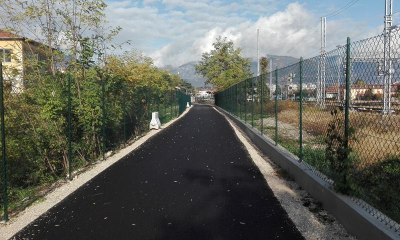 Bassanonet.it - La nuova pista ciclo-pedonale parallela alla ferrovia, priva di illuminazione (foto Alessandro Tich)