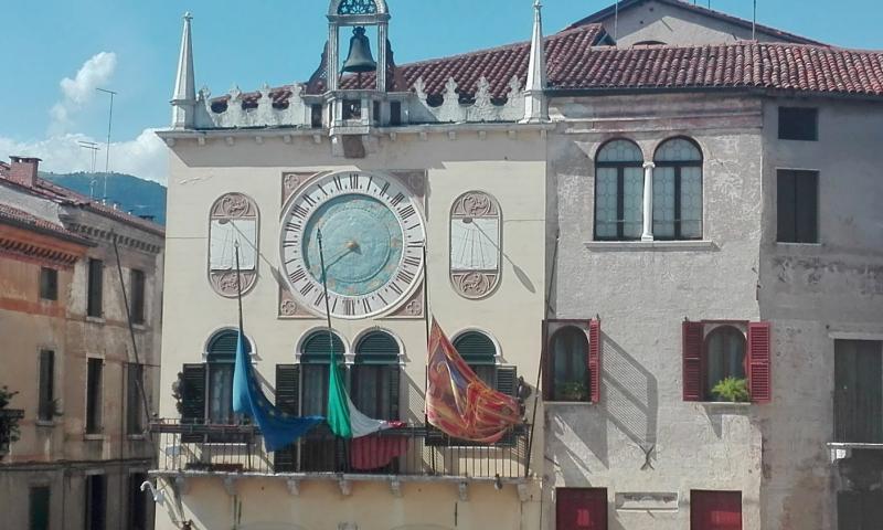 Bassanonet.it - Bandiere del municipio di Bassano a mezz'asta (foto Alessandro Tich)